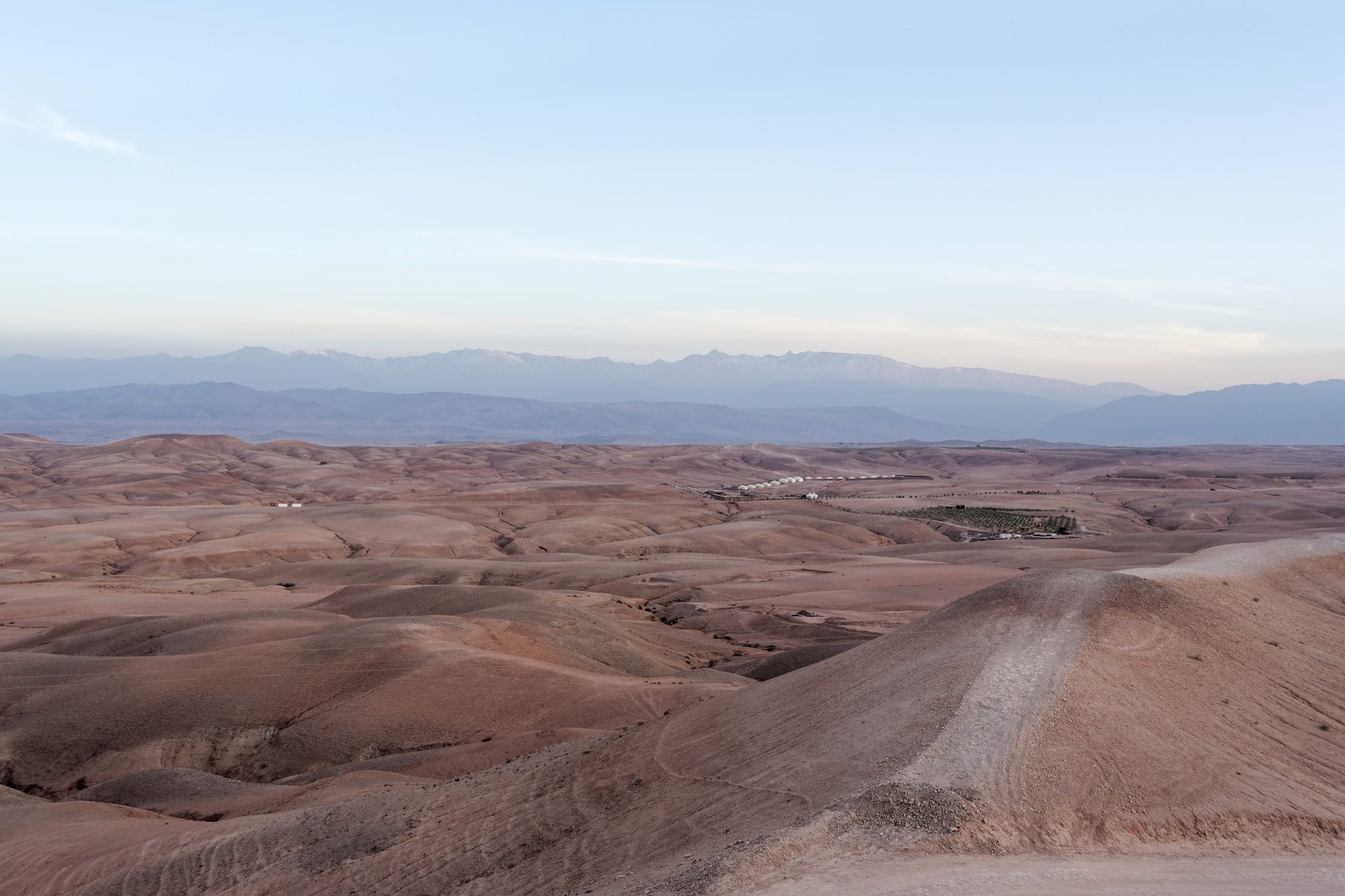 Étendue minérale du désert d'Agafay aux portes de Marrakech
