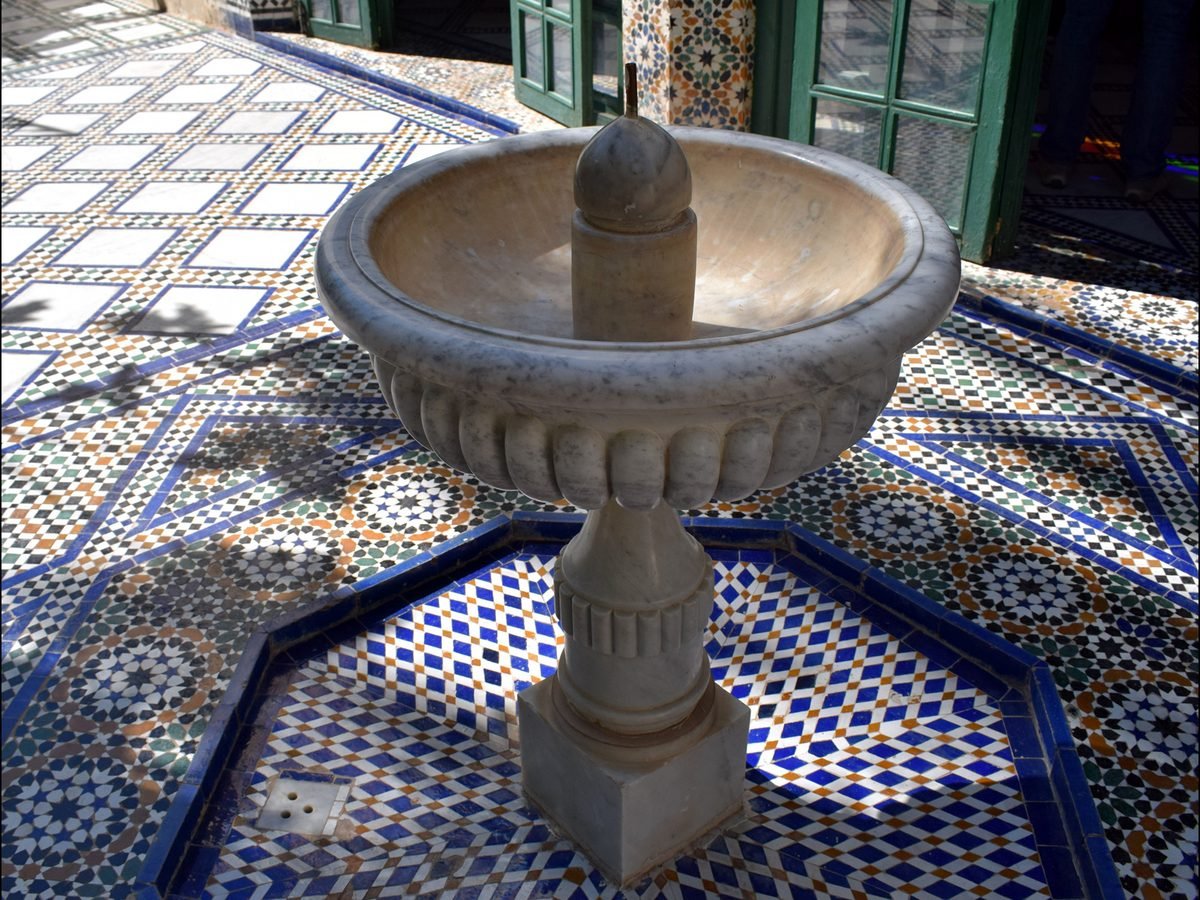 Fontaine en pierre et zellige traditionnel d'un palais de Marrakech