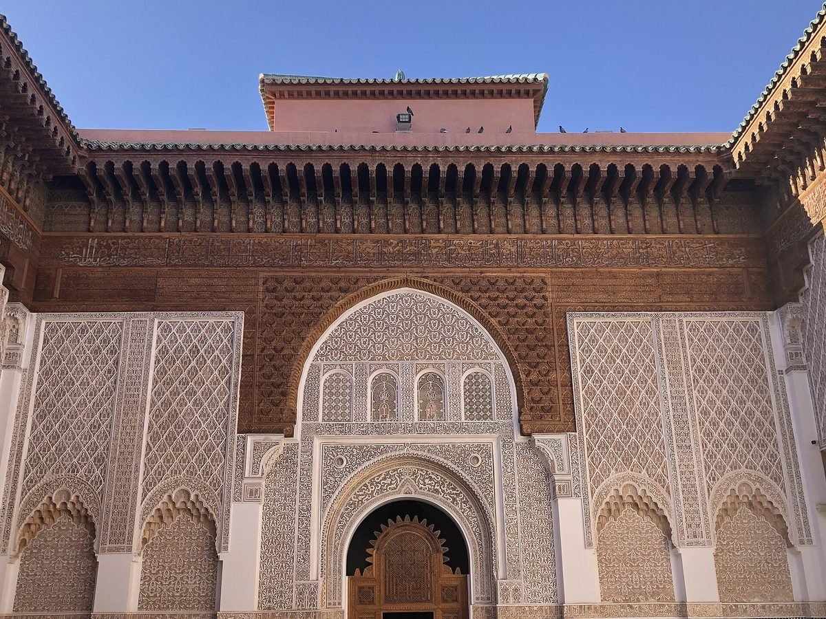 Façade sculptée et arcades d'un monument de la Médina de Marrakech
