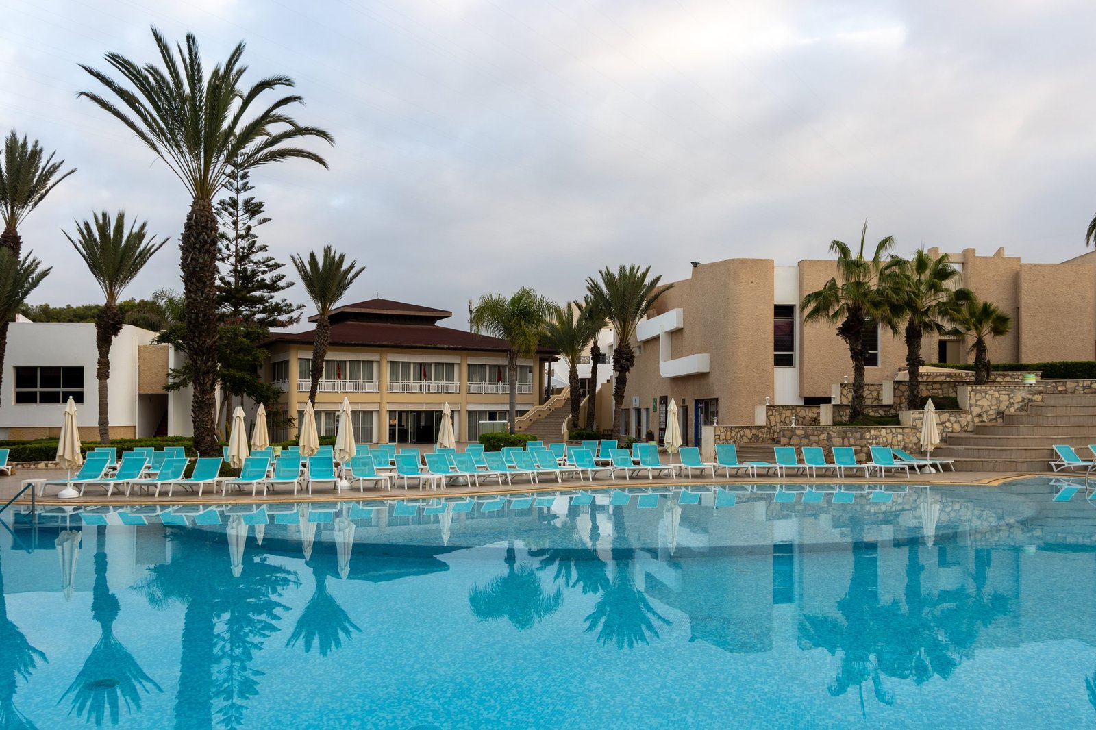 Résidence avec grande piscine et palmiers à Marrakech