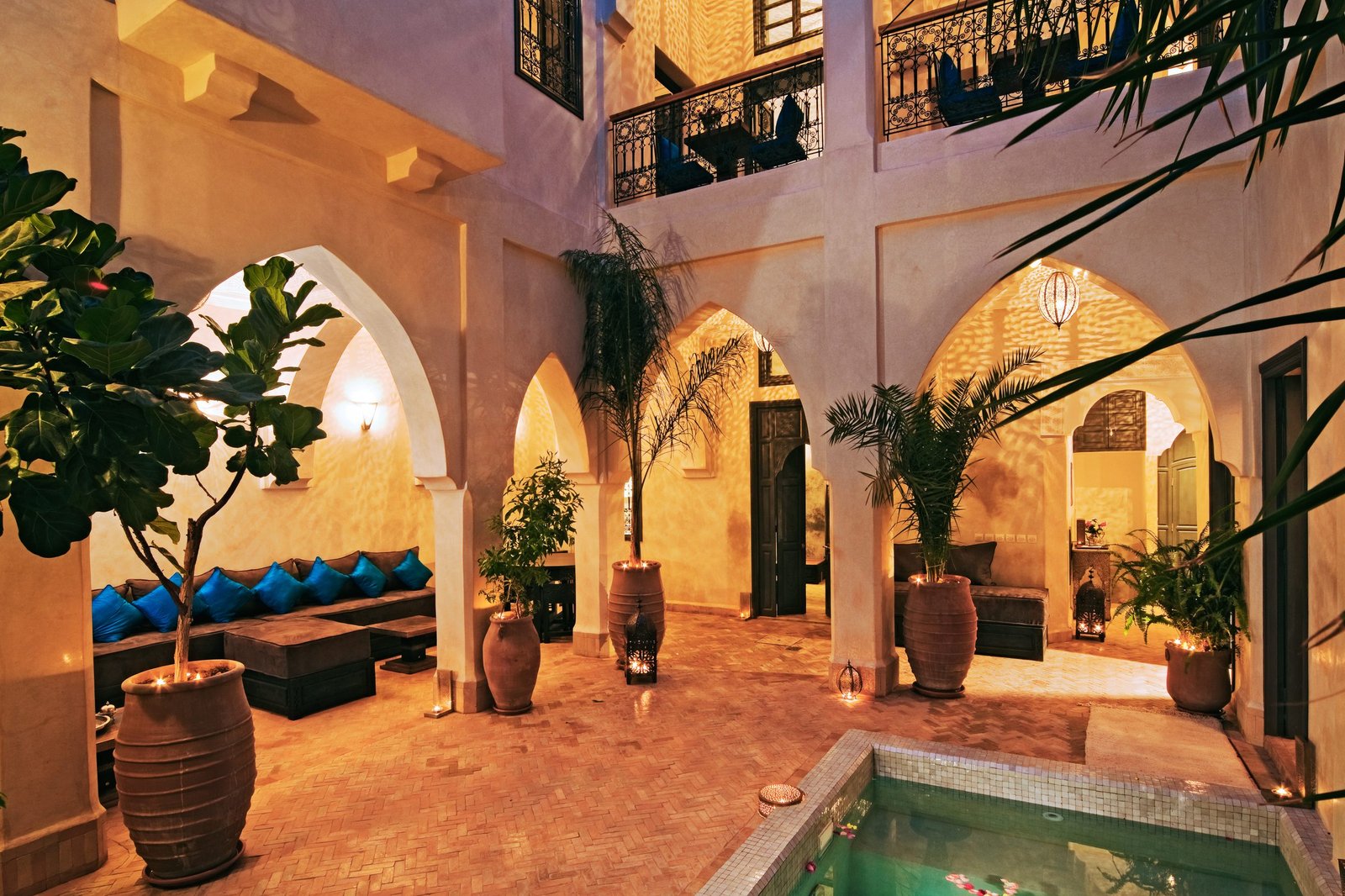 Cour intérieure de riad avec bassin et végétation, Marrakech