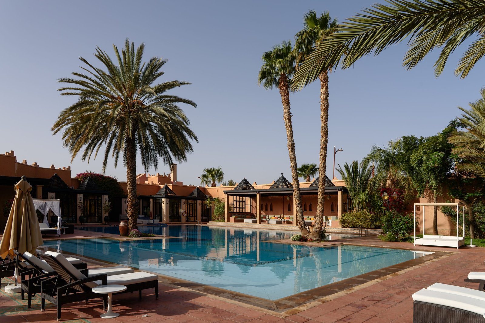 Villa avec piscine et palmiers, architecture marocaine
